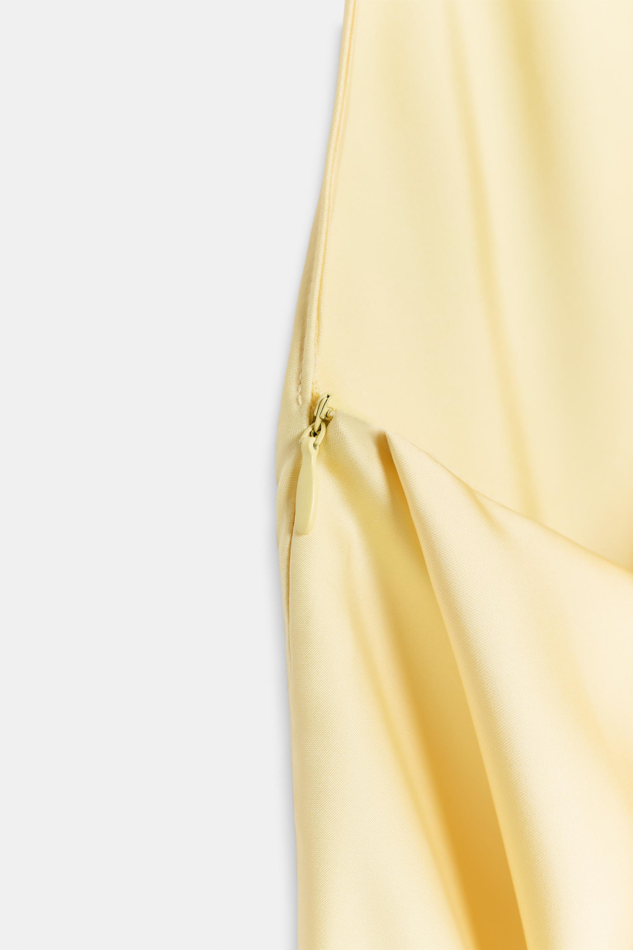 ROBE MI-LONGUE DRAPÉE À ENCOLURE AMÉRICAANE DANS LE DOS
